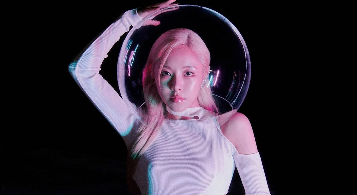 MAMAMOO's Whee In goes up in space in latest teaser images for 'IN the Mood' | allkpop